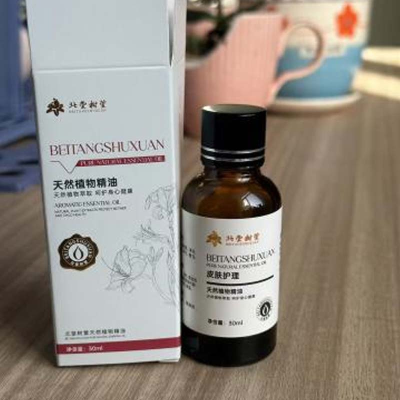 Naturlig sammandragande och balanserande eterisk olja